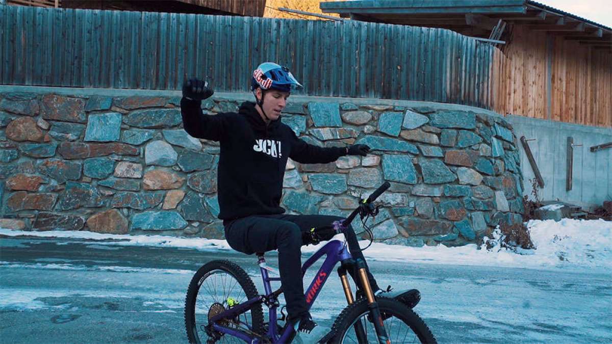 En TodoMountainBike: Diez 'sencillos' trucos sobre una bicicleta de montaña con Fabio Wibmer