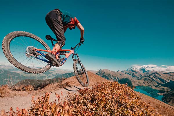 Kilian Bron lleva los vídeos de Mountain Bike a un nuevo nivel con 'Drone Revolution'
