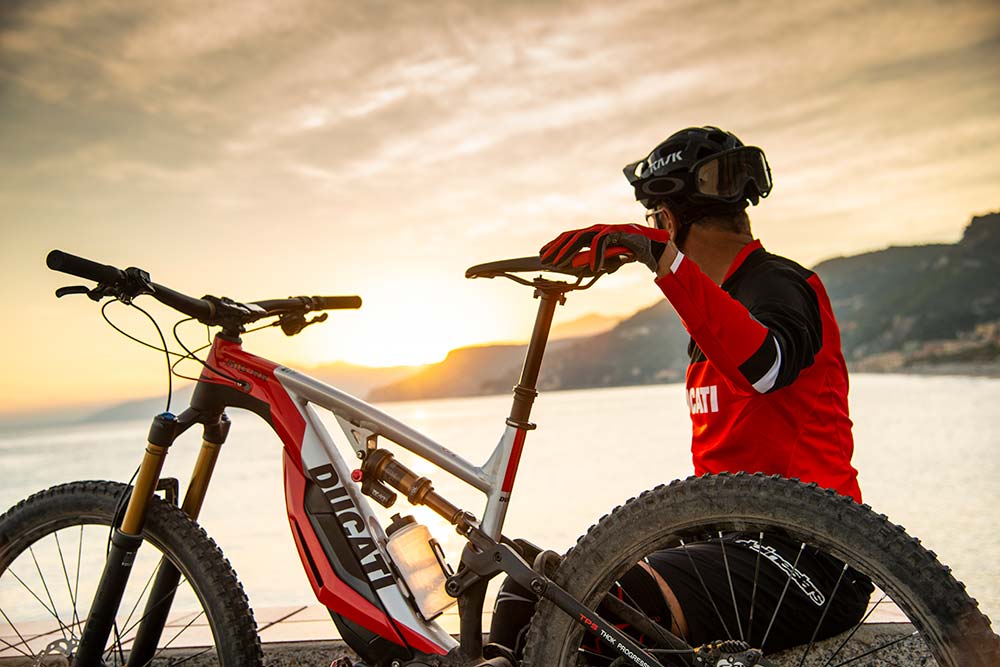 En TodoMountainBike: Ducati se estrena en el mundo de las bicicletas eléctricas con la MIG-RR, una agresiva e-MTB de Enduro