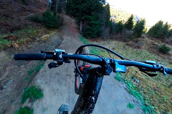 Sesión electrificada de Freeride en el Châtel Bike Park con Vincent Tupin
