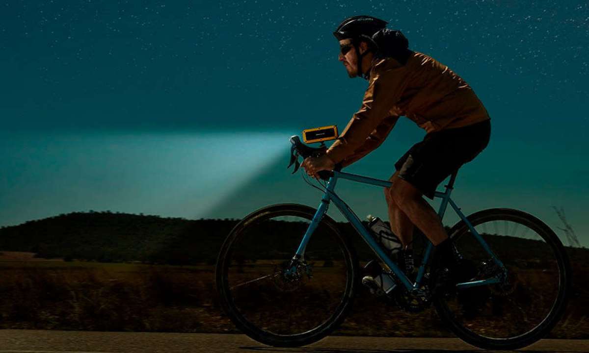 En TodoMountainBike: Energy Outdoor Box Bike, un altavoz con luz frontal para llevar la música encima de la bicicleta