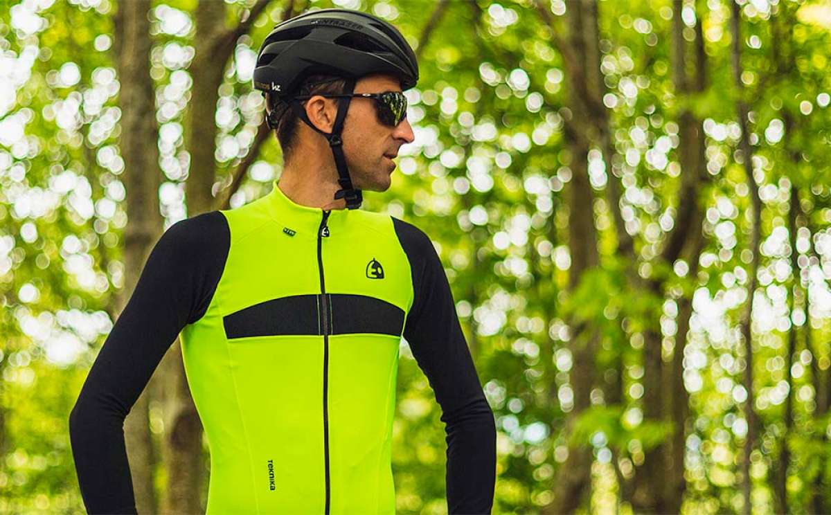 En TodoMountainBike: ¿Un maillot de manga larga o una chaqueta ligera? La Etxeondo Teknika Bi es las dos cosas