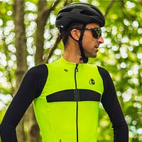 ¿Un maillot de manga larga o una chaqueta ligera? La Etxeondo Teknika Bi es las dos cosas