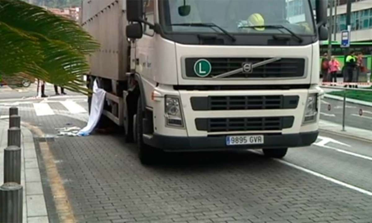 Fallece una ciclista tras ser atropellada por un camión en el centro de Bilbao