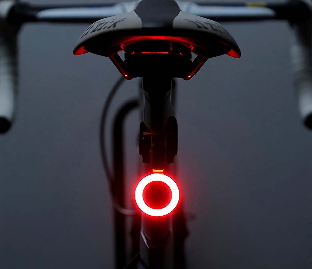 En TodoMountainBike: FreeMaster, una luz LED trasera con forma de corazón para los ciclistas más románticos