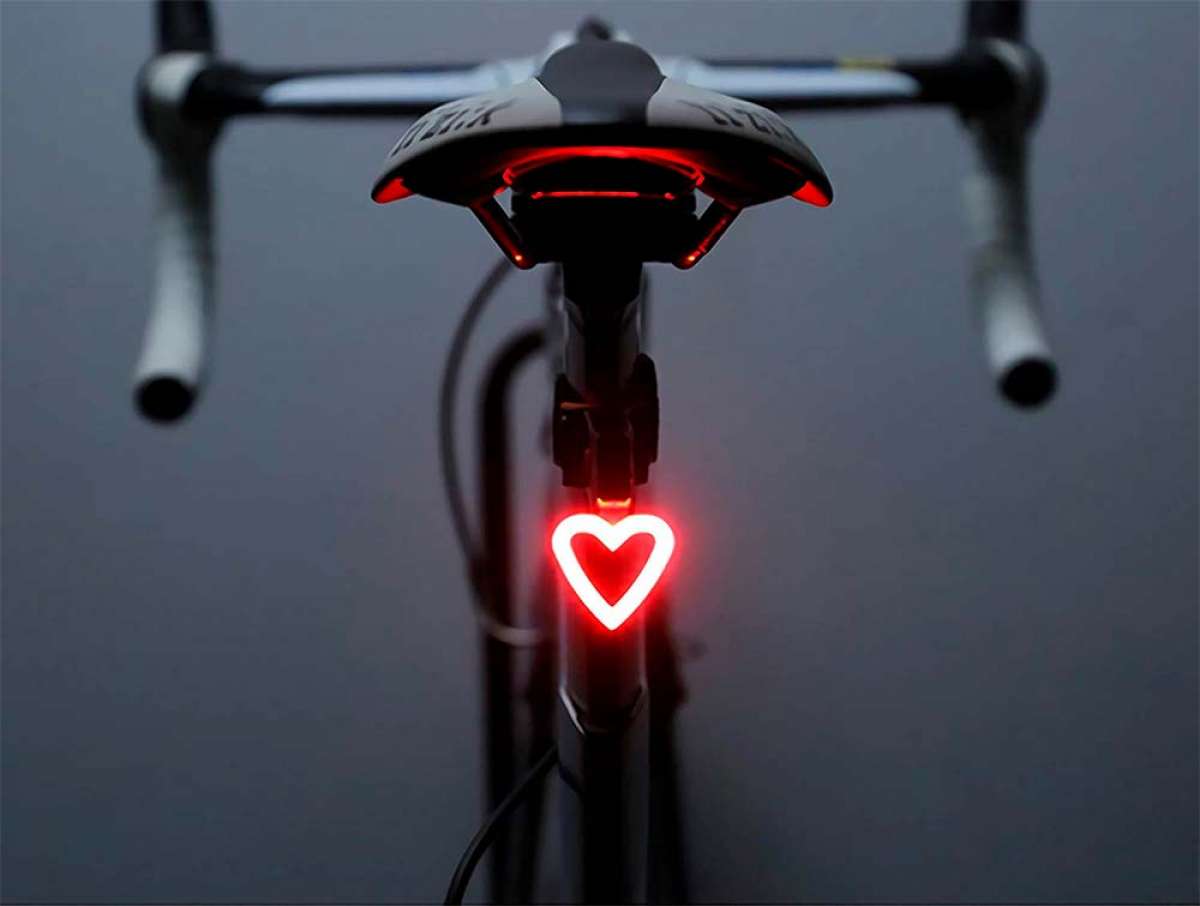 En TodoMountainBike: FreeMaster, una luz LED trasera con forma de corazón para los ciclistas más románticos