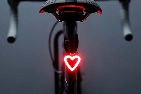 FreeMaster, una luz LED trasera con forma de corazón para los ciclistas más románticos