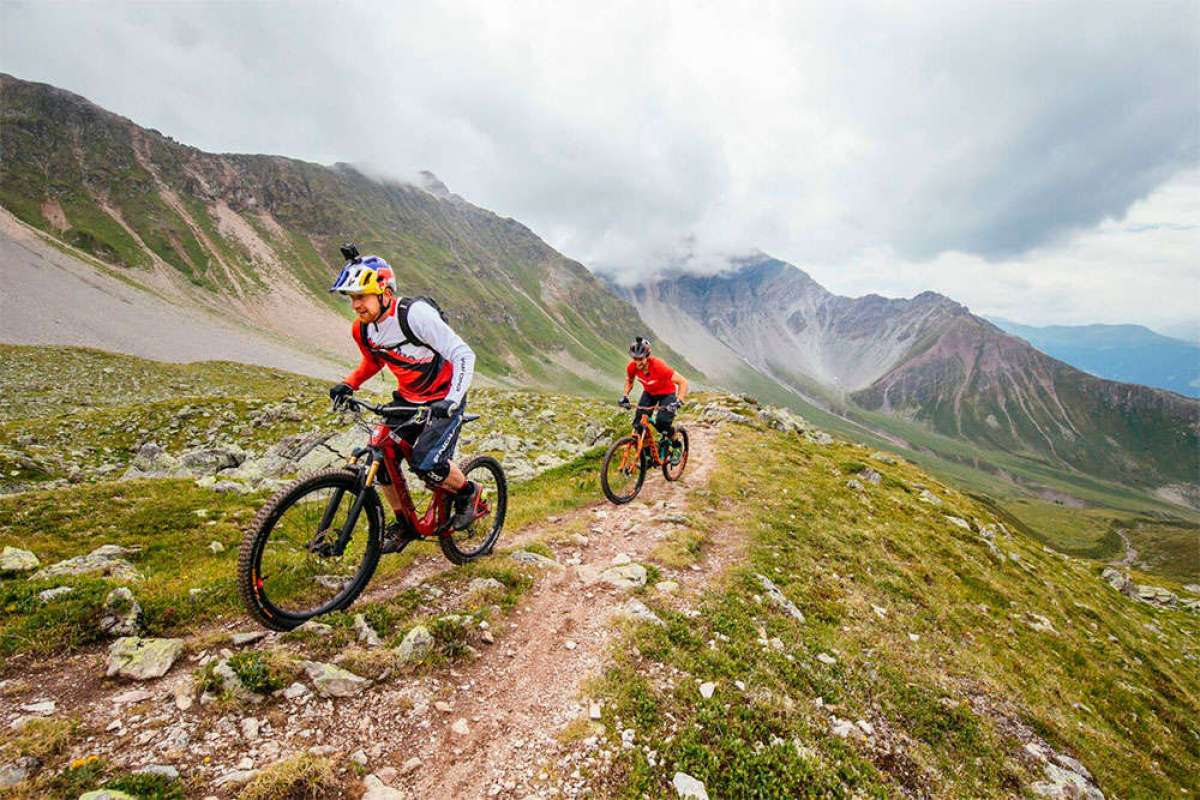 En TodoMountainBike: Danny MacAskill y Claudio Caluori rodando por el cantón de los Grisones (Suiza)