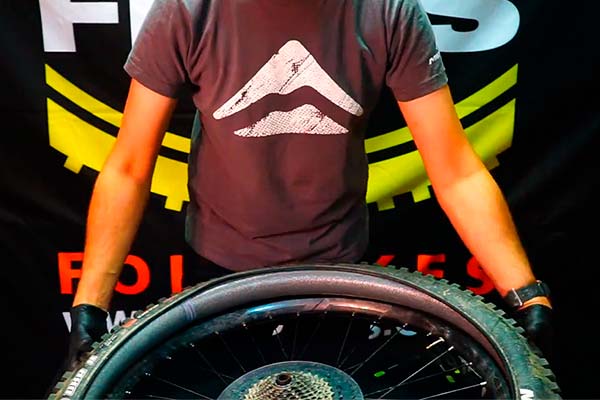 Instalación del sistema 'mousse' antipinchazos ZeroCuc de ZeroFlats