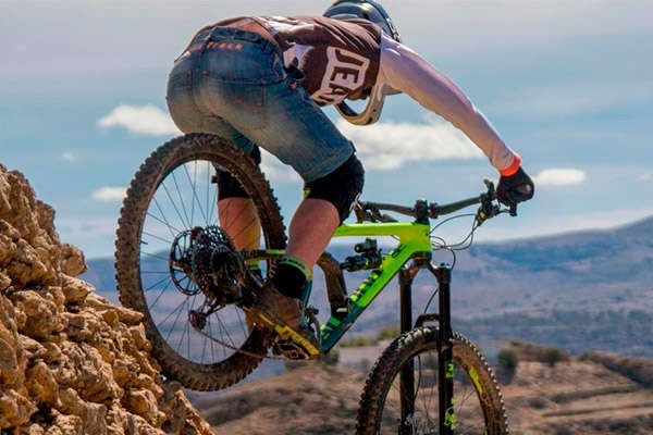 JeansTrack, pantalones tejanos tipo baggy para ciclistas de montaña