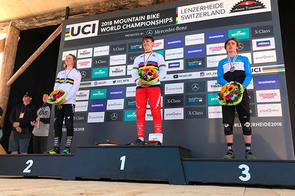 Kade Edwards, campeón del mundo de DH en categoría Junior, se rompe la tibia