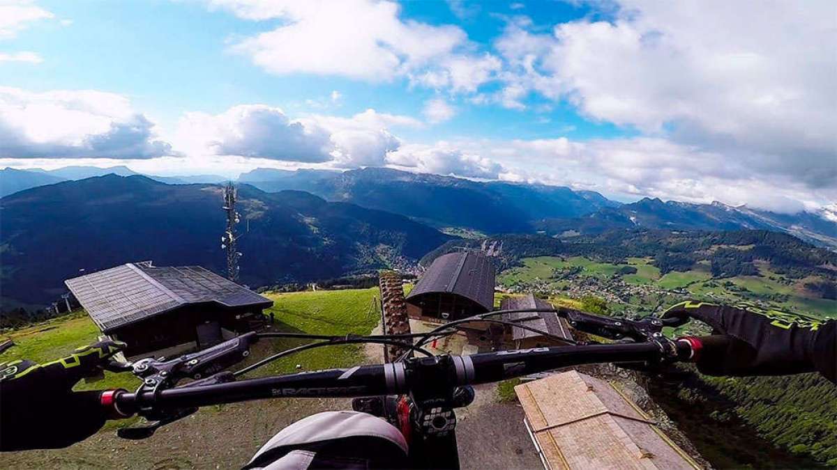 En TodoMountainBike: ¿Es posible combinar Mountain Bike y Parapente? Kilian Bron y Eliot Nochez lo hacen así