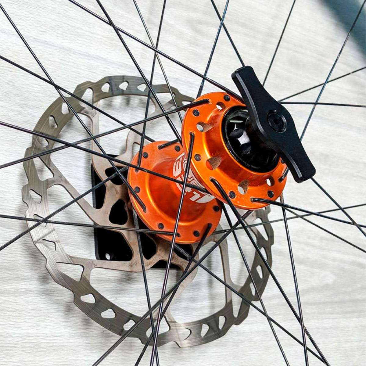 En TodoMountainBike: Lindarets Thru Axle Wheel Mount, un soporte para presumir de ruedas en las paredes de casa