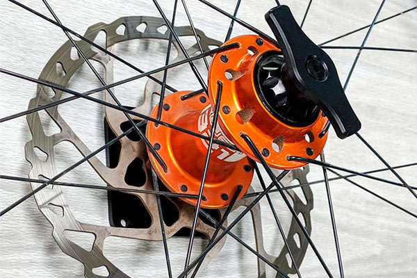 Lindarets Thru Axle Wheel Mount, un soporte para presumir de ruedas en las paredes de casa