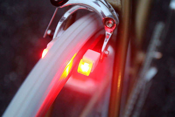 Magnic Microlights, unas zapatas de freno con luces (inteligentes) de autonomía infinita