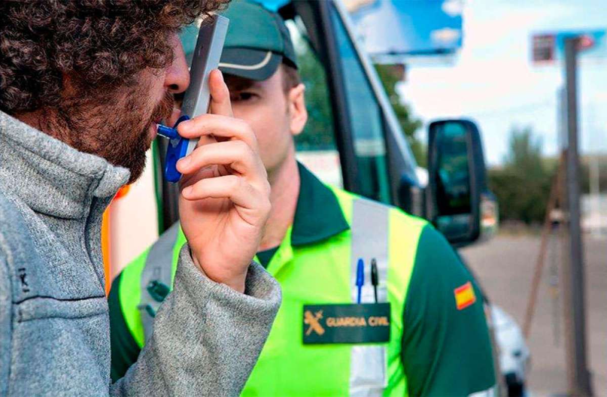 La Guardia Civil de Tráfico detecta más de 300 conductores al día con positivo en alcohol y drogas