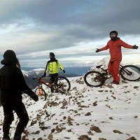 Matt Hunter, un helicóptero, una Specialized Demo 8 y las montañas nevadas de Canadá