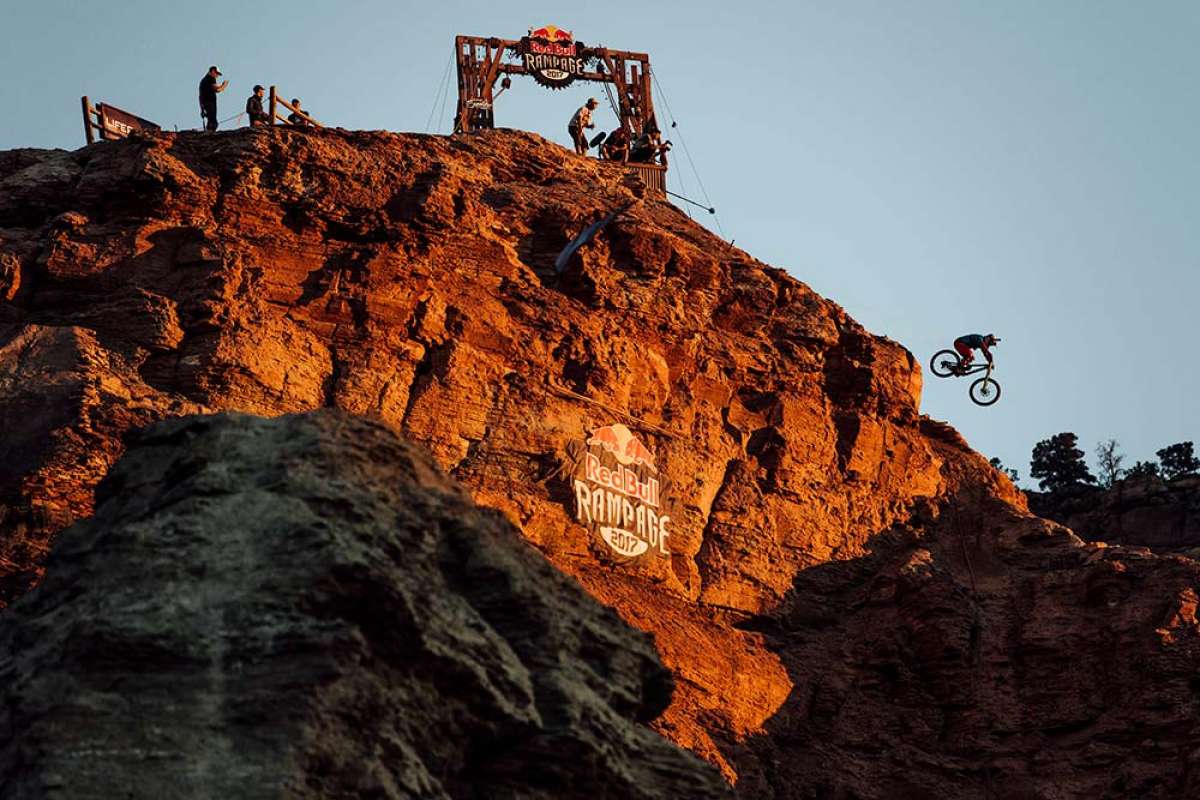 En TodoMountainBike: Los mejores momentos del Red Bull Rampage desde su primera edición