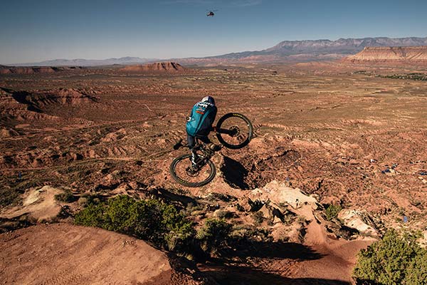 Los mejores momentos del Red Bull Rampage 2018 desde el casco de los pilotos participantes