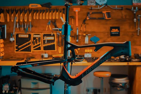 Para amantes de la mecánica: el montaje completo de una Lapierre Overvolt AM 800i