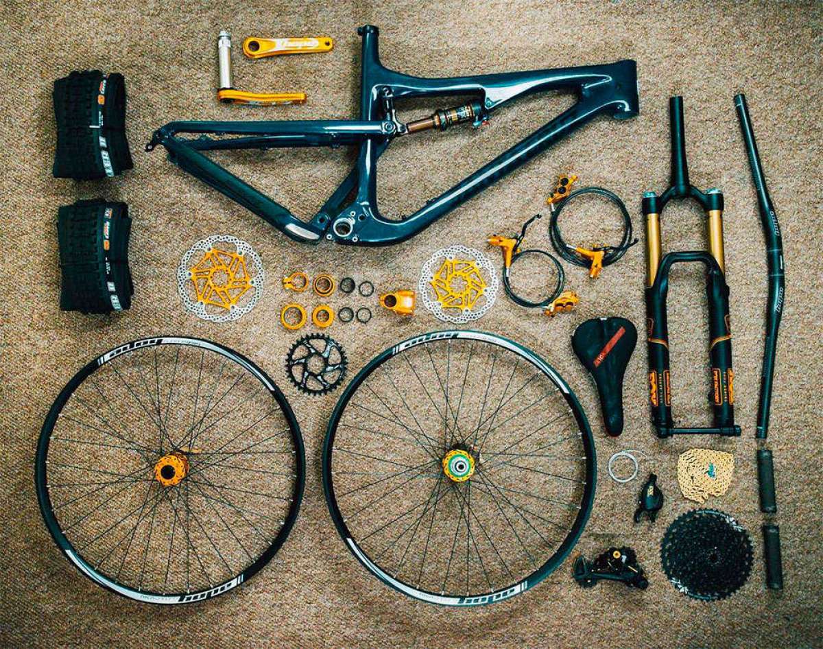En TodoMountainBike: Para amantes de la mecánica: el montaje de una Santa Cruz 5010 en poco más de 6 minutos