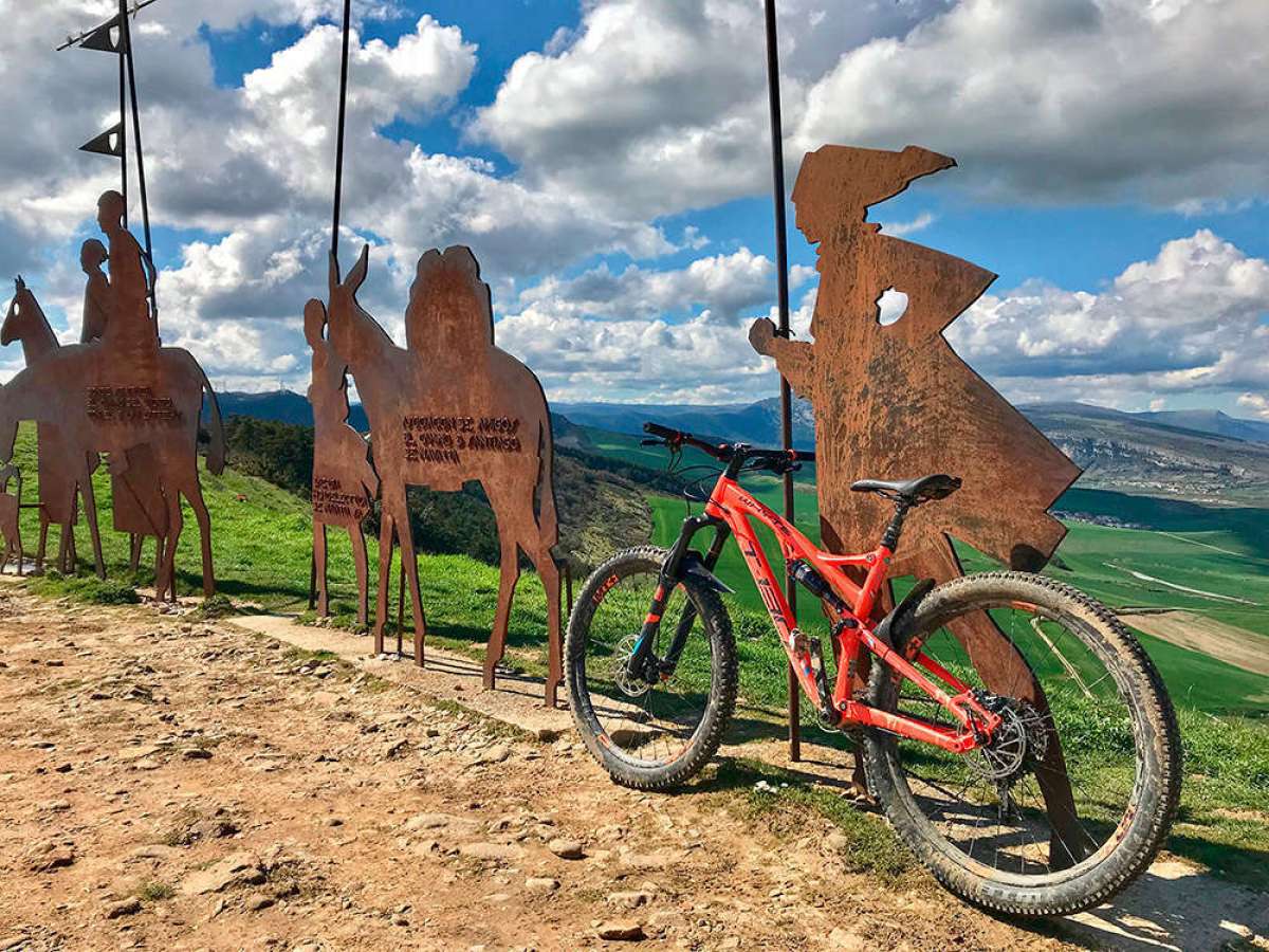 La foto del día en TodoMountainBike: "Monumento al Peregrino"