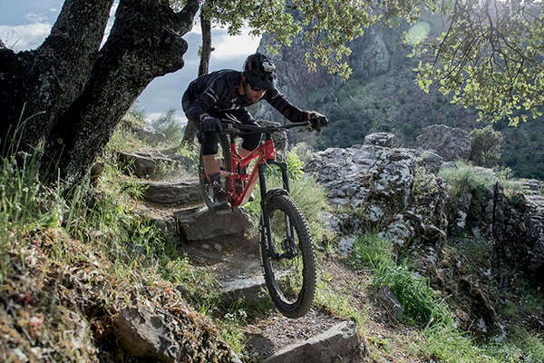 Pájaros, cerezos y muchos senderos: descubriendo Cáceres con David Cachon y su Kross Moon
