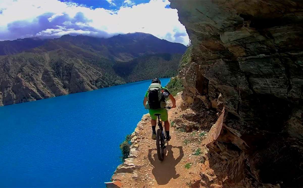 En TodoMountainBike: Mountain Bike (al borde del abismo) por los alrededores del lago Phoksundo, en Nepal