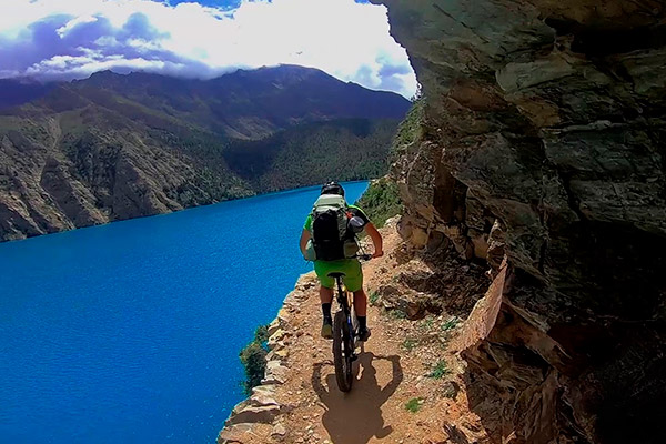 Mountain Bike (al borde del abismo) por los alrededores del lago Phoksundo, en Nepal