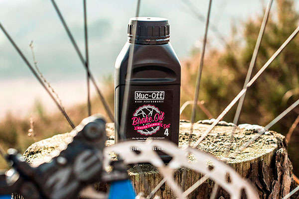 Muc-Off presenta un líquido de frenos de alto rendimiento compatible con sistemas de frenado DOT 4 y DOT 5.1