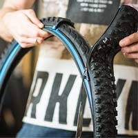 A la venta reTyre, el neumático con cremallera que permite cambiar la banda de rodadura al vuelo