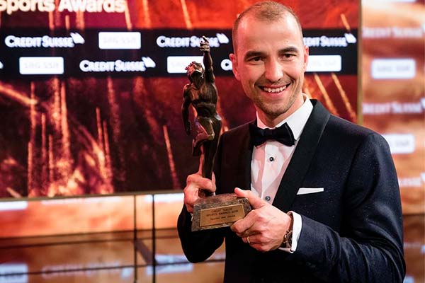 Nino Schurter recibe el premio al Mejor Deportista Suizo del Año tras una década nominado