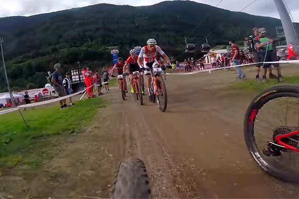 El Short Track de la Copa del Mundo XCO 2018 de Val di Sole desde la bicicleta de Nino Schurter