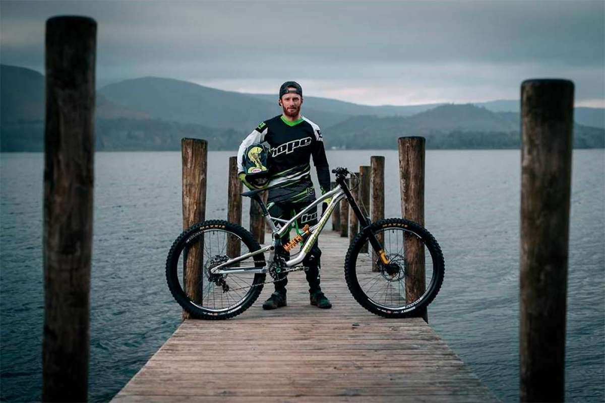 Nukeproof pone el punto de mira en la Copa del Mundo de DH con el fichaje de Adam Brayton y Meg Whyte