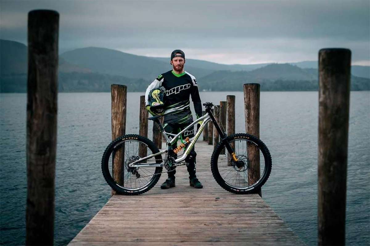 En TodoMountainBike: Nukeproof pone el punto de mira en la Copa del Mundo de DH con el fichaje de Adam Brayton y Meg Whyte