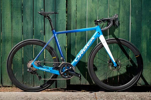 La Orbea Gain se viste de carbono para convertirse en una bicicleta eléctrica de carretera de solo 11.3 kilos de peso