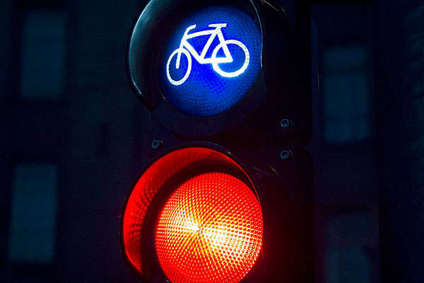 El Ayuntamiento de Madrid permitirá a los ciclistas girar a la derecha con el semáforo en rojo