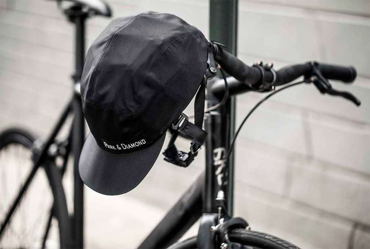 En TodoMountainBike: Park & Diamond, un casco para ciclistas con diseño plegable y apariencia de gorra deportiva