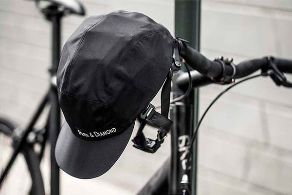 Park & Diamond, un casco para ciclistas con diseño plegable y apariencia de gorra deportiva
