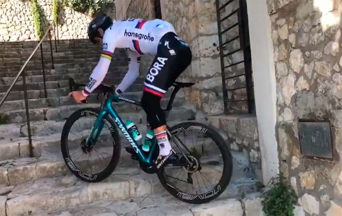 Peter Sagan se divierte en Mallorca subiendo escaleras con su bicicleta