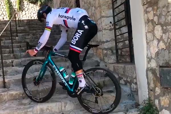 Peter Sagan se divierte en Mallorca subiendo escaleras con su bicicleta