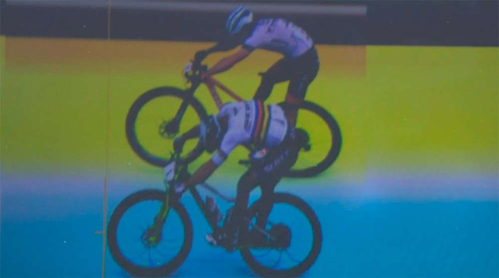 En TodoMountainBike: La 'Photo Finish' del ajustado sprint entre Nino Schurter y Anton Cooper en la Copa del Mundo XCO 2018 de Nové Město