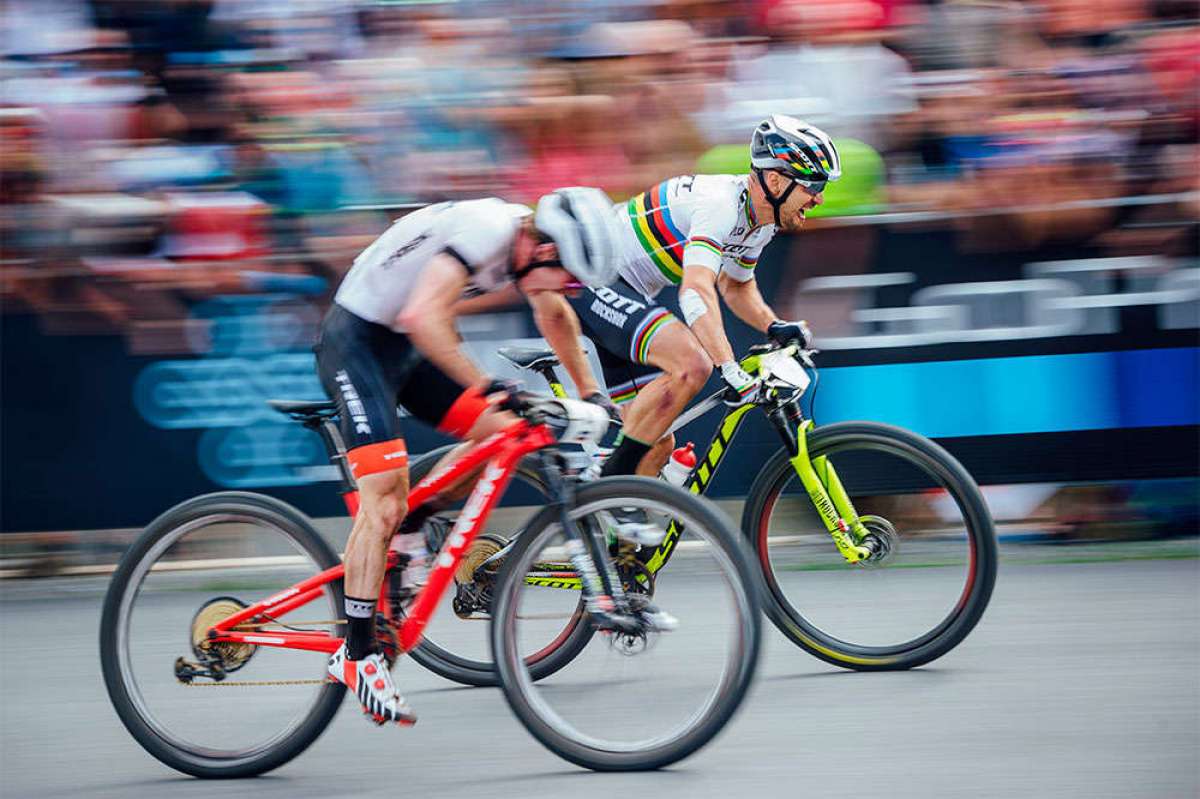 En TodoMountainBike: La 'Photo Finish' del ajustado sprint entre Nino Schurter y Anton Cooper en la Copa del Mundo XCO 2018 de Nové Město