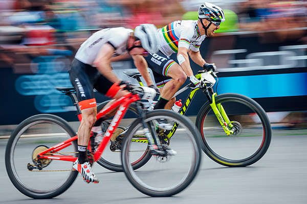 La "Photo Finish" del ajustado sprint entre Nino Schurter y Anton Cooper en la Copa del Mundo XCO 2018 de Nové Město