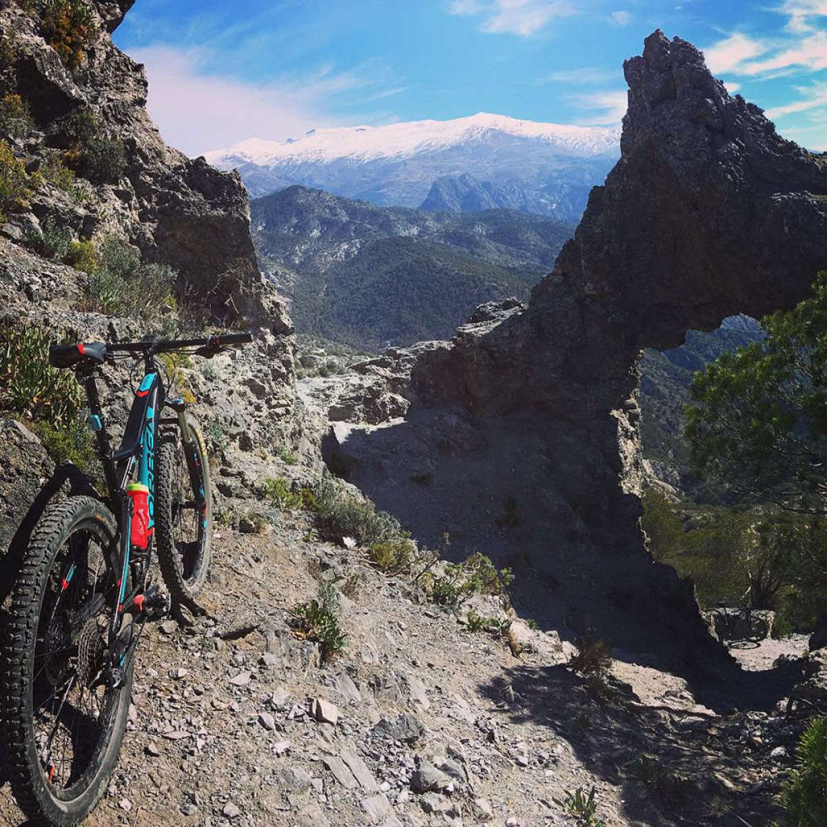 La foto del día en TodoMountainBike: "La Orbeatxu asomada a Sierra Nevada"