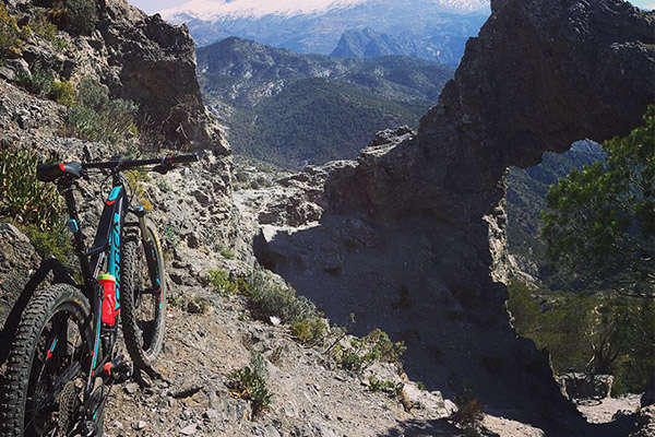 La foto del día en TodoMountainBike: "La Orbeatxu asomada a Sierra Nevada"