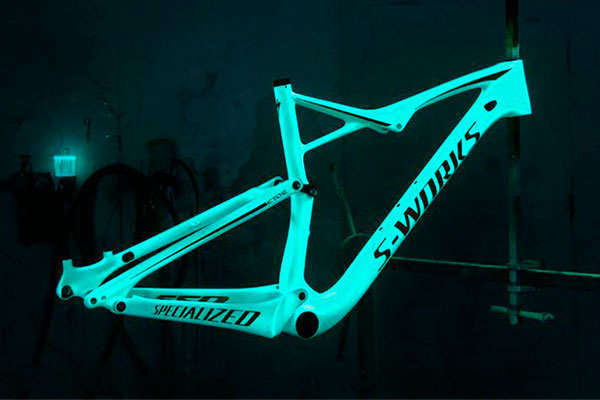 Así de espectacular queda una Specialized S-Works Epic con pintura fosforescente que brilla en la oscuridad