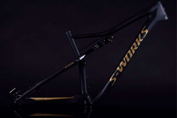 Así se pinta una Specialized S-Works Epic en versión SRAM Eagle Gold Edition