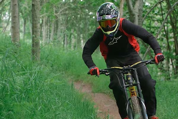 La Polygon XquarOne DH de 2019 en acción con Sam Reynolds