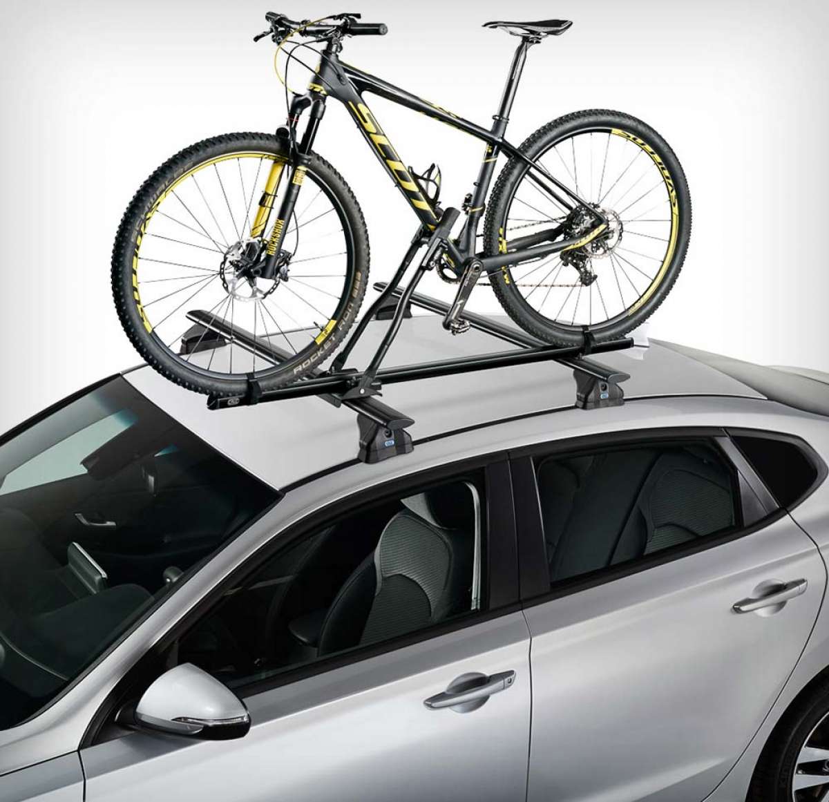 En TodoMountainBike: Más opciones para llevar la bici en el techo del coche: portabicicletas Cruz Race Dark y portarruedas Cruz Roof Wheel